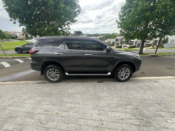 TOYOTA HILUX SW4 2.8 D-4D TURBO DIESEL SRX 7L 4X4 AUTOMÁTICO TOYOTA HILUX SW4 2.8 D-4D TURBO DIESEL SRX 7L 4X4 AUTOMÁTICO